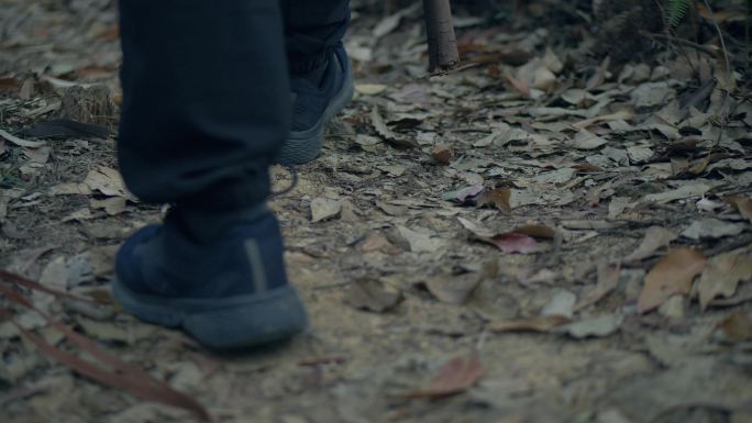 男性在山林徒步旅行的脚步特写