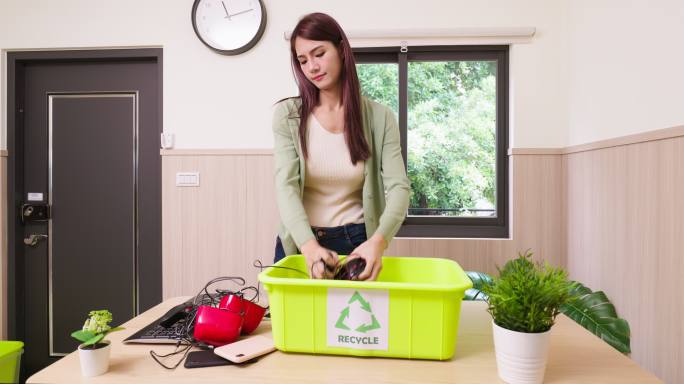 做回收的女人回收利用废物利用分类