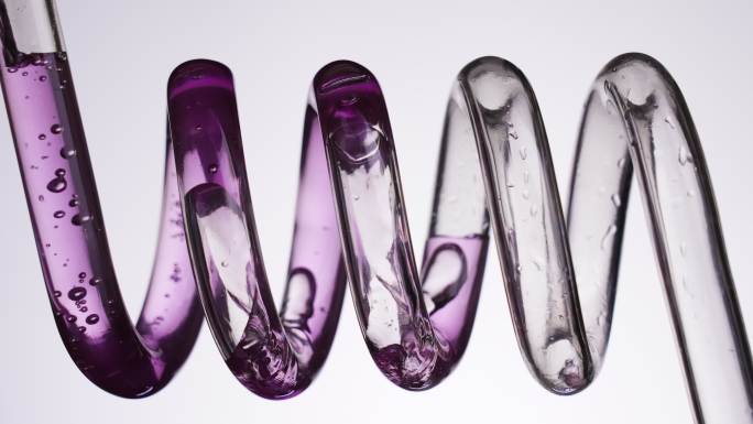 紫色液体在螺旋管中流动