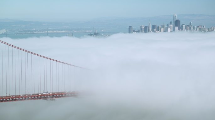 云层下的旧金山金门大桥