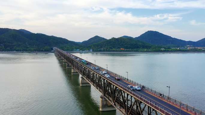 列车驾驶台列车驾驶台双层大桥车流