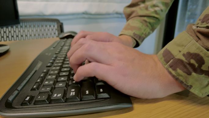 国民警卫队军官在工作区伪装使用通信技术的军事人员视频系列