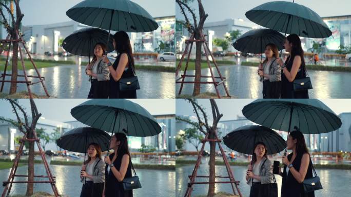 大雨中，两名亚洲妇女正在回家的路上。