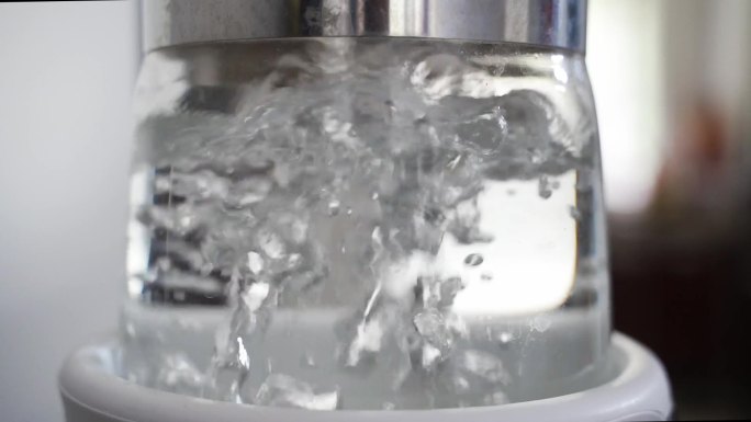 烧开水沸水沸腾的水壶饮水健康水冒泡高温