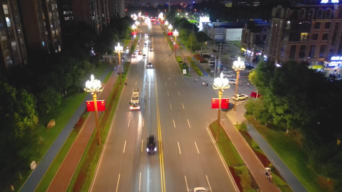 国庆之际，成都郫都区中信大道挂满了国旗