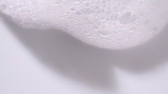 白色背景上流动的肥皂水视频素材