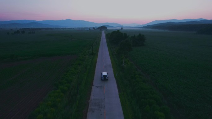 田野公路上飞驰的坦克300