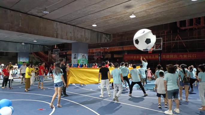 篮球场群众文化运动打球气球趣味娱乐活动