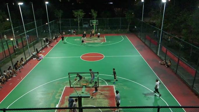 夜幕下的篮球场
