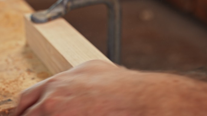男性木匠用锉刀将工件的一部分整形