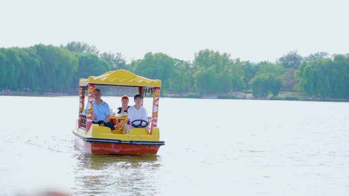 国庆出行旅游游玩划船游湖全家人出行