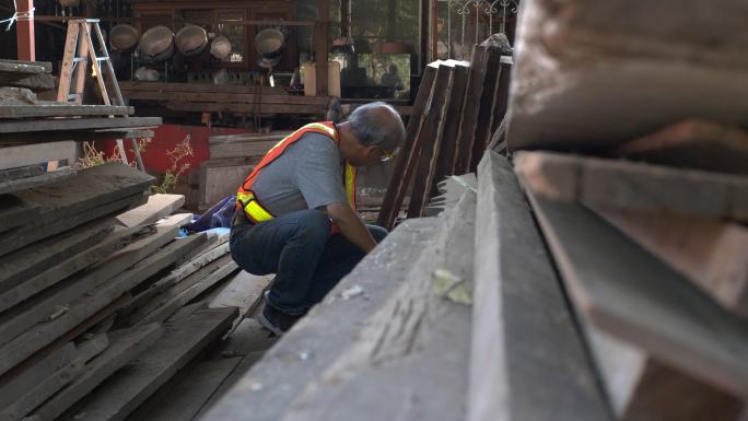 高级木匠在制造过程中检查木板的质量