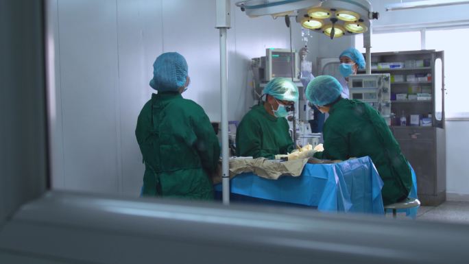 手术室 手术用具 医护人员 进行手术