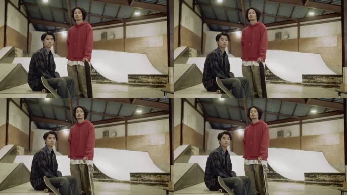 滑板公园里两名日本男子滑板运动员的肖像（慢动作）