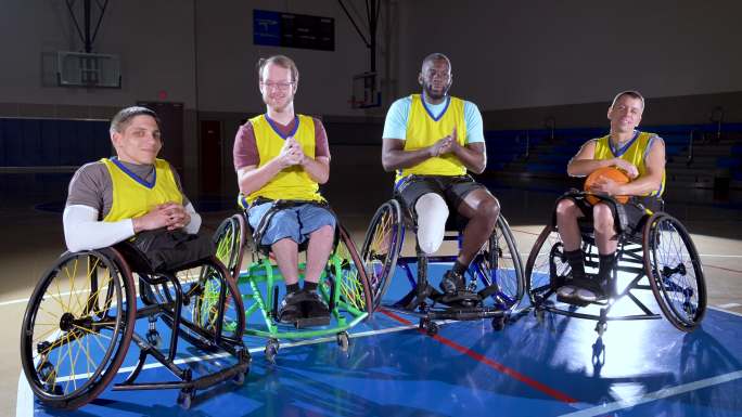 轮椅篮球队对抗赛合影加油鼓励