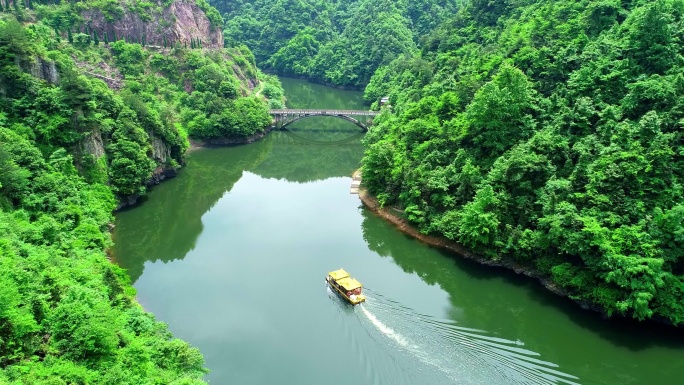 船只 行驶 河流 树林 山谷