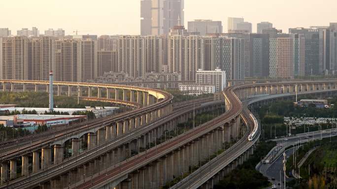 夕阳下高铁城市穿梭