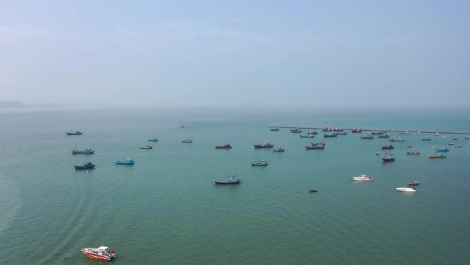 渔船停靠港口海面遍布渔船4k航拍