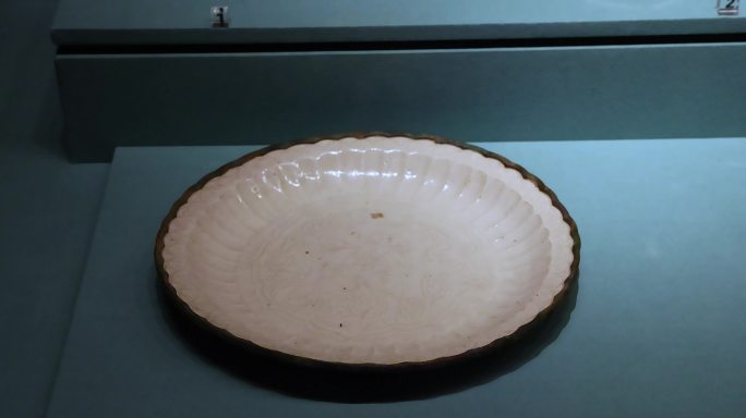 定窑陶瓷文物：白釉模印龟鹤仙人图菊瓣盘