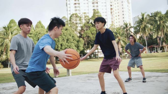 周末早上，亚裔中国青少年男孩一起打篮球