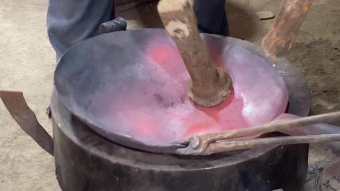 章丘铁匠章丘铁锅锻打现场