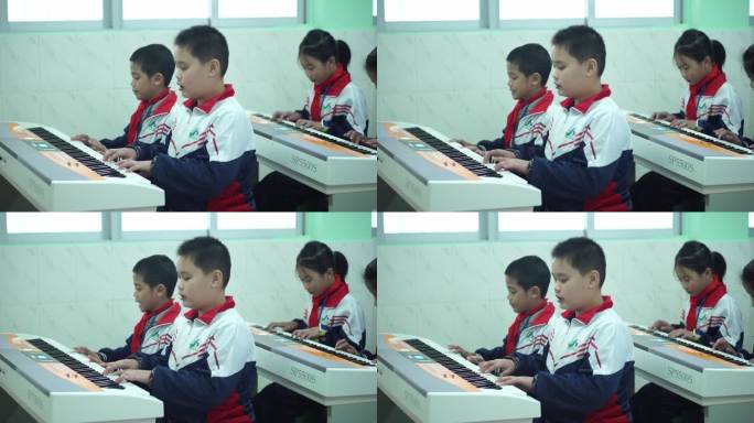 学生上电子琴课