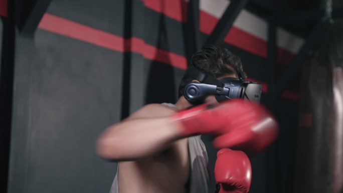 欧洲男子拳击练习用VR耳机移动。