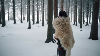 在冰冻的森林中疲惫的中年中世纪战士视频素材