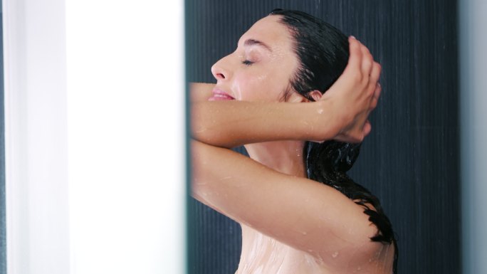正在洗澡的女人美女洗澡沐浴淋浴房卫浴广告