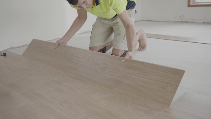 人工安装新型木质层压地板、家居装修、房屋翻新项目概念