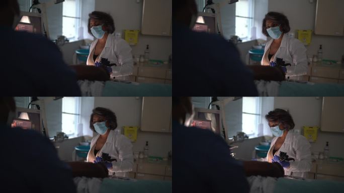 医生和护士在用内窥镜检查患者时交谈