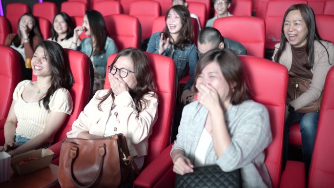 亚裔中国女性朋友在电影院看电影