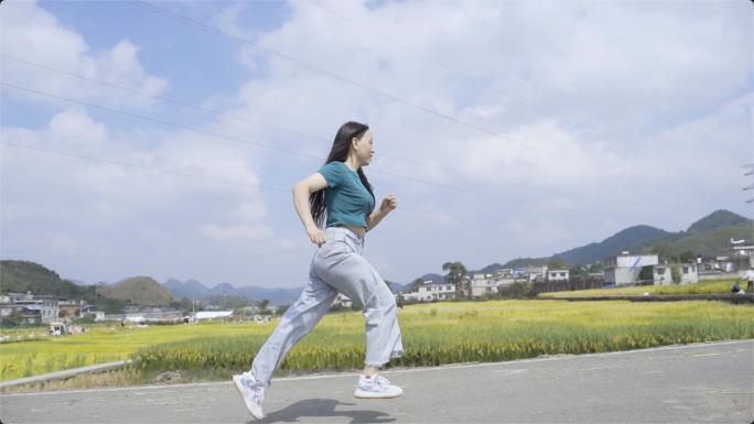 女孩田园户外奔跑享受自由自在生活速度健康