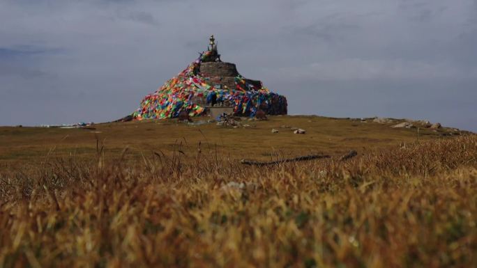 航拍贺兰山第三高峰巴彦笋布尔峰上的敖包