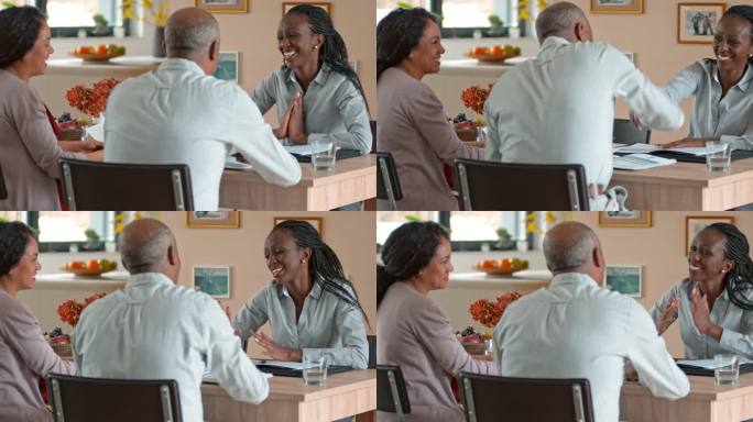非裔美国私人银行家在家与一对老年夫妇握手