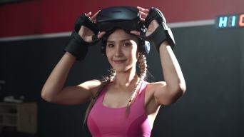 佩戴VR耳机的亚洲女性肖像视频素材