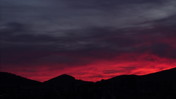 山上日出阳光云朵延时山峰风景早上霞光红云
