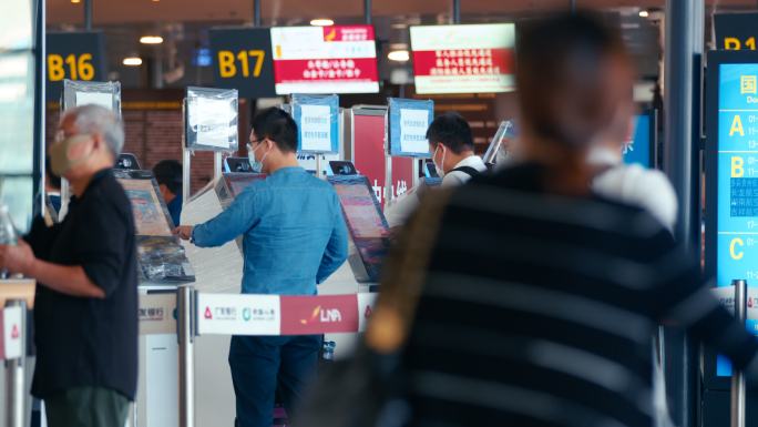 航站楼 候机大厅 旅客 办理登机