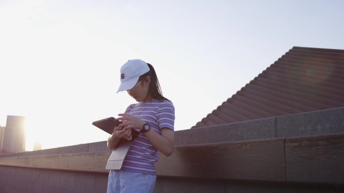 室外，上网课的中学生 学生玩ipad