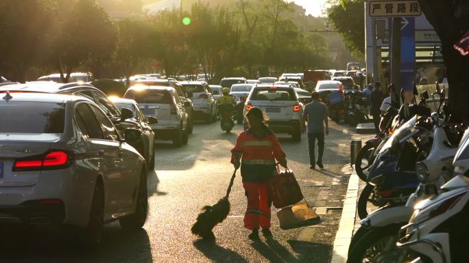 夕阳下清洁工环卫工清扫道路