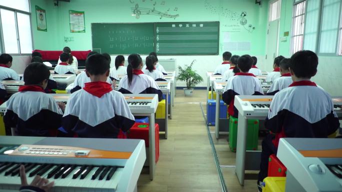学生上电子琴课