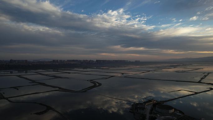 山西运城七彩盐湖景区朝霞