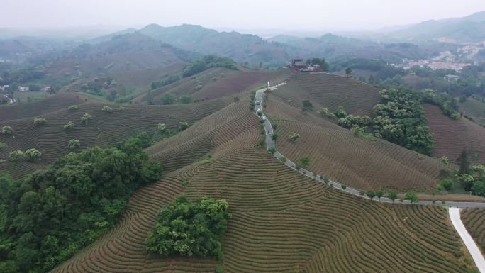 汽车行驶在山间公路上