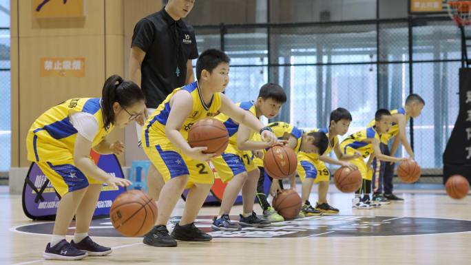 篮球教练指导少年儿童篮球训练班