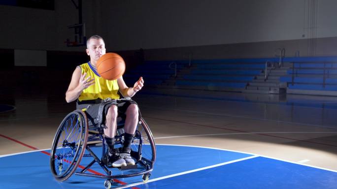中年男子在健身房打轮椅篮球