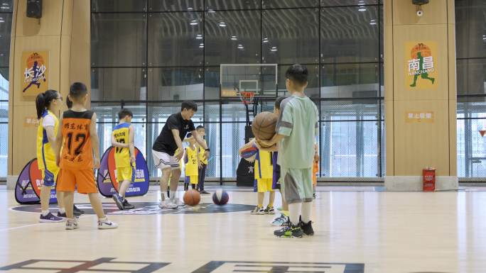儿童篮球培训班教练示范教学