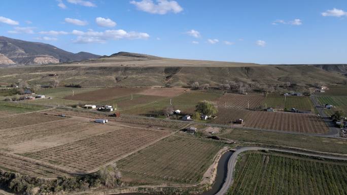 科罗拉多州帕里萨德附近春季新耕种的农田、葡萄园和果园