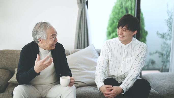老人和儿子在客厅聊天。