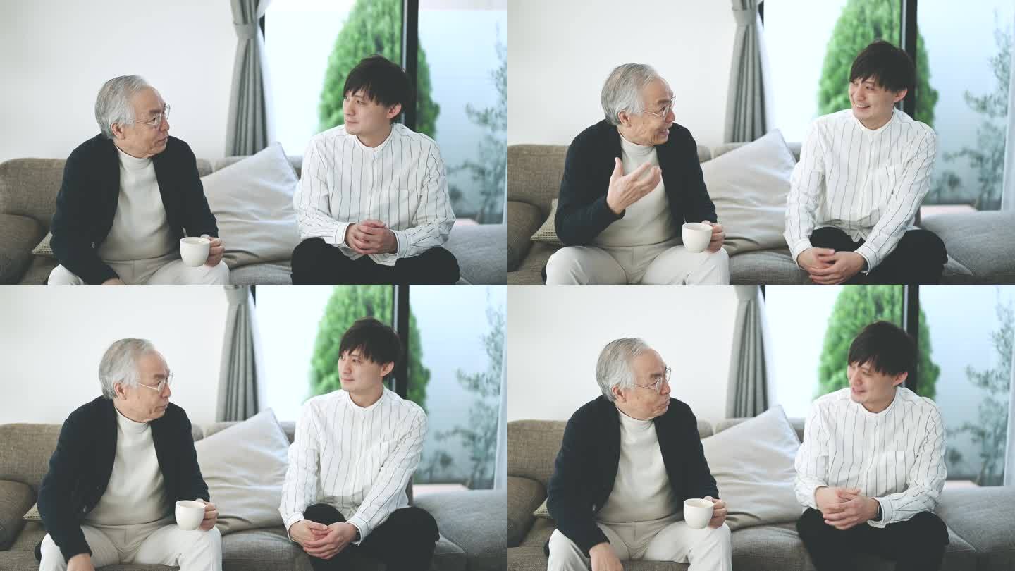 老人和儿子在客厅聊天。
