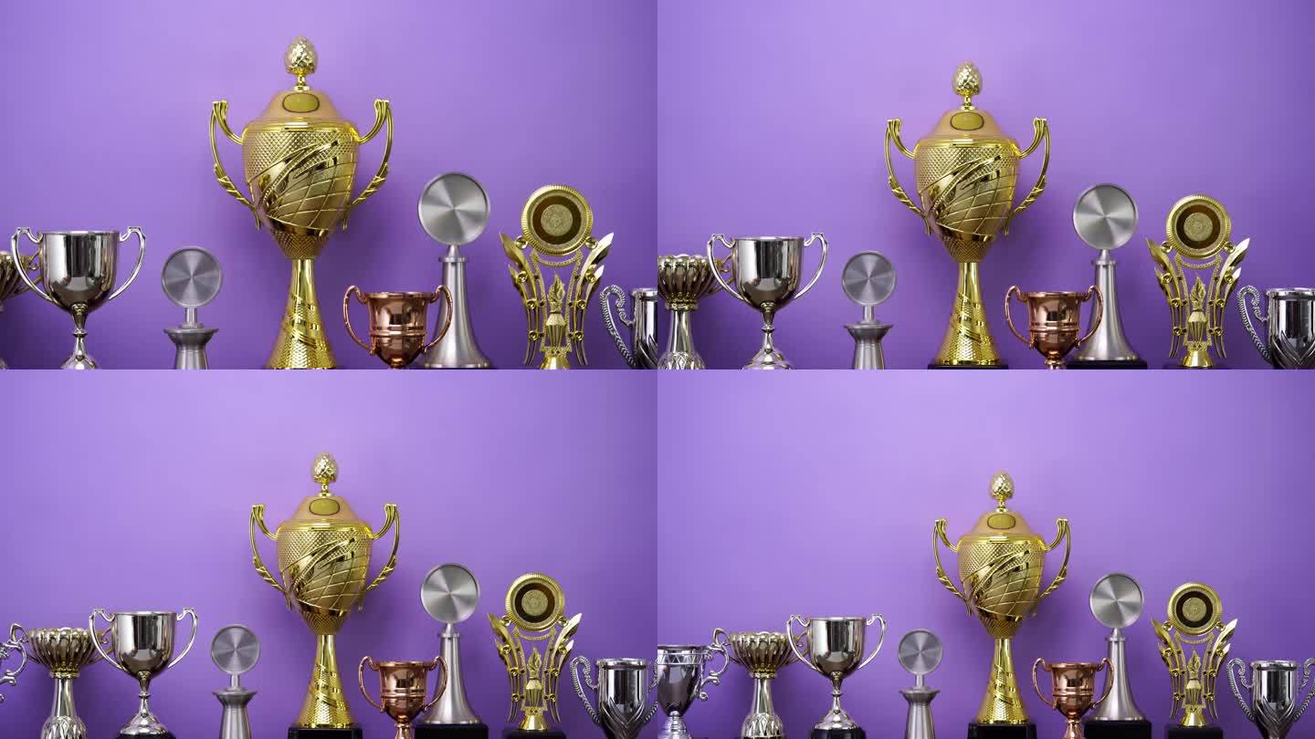 紫色背景下的一排奖杯